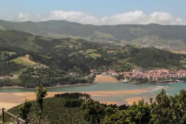 vistas de Mundaka y las marismas desde San Pedro de Atxarre